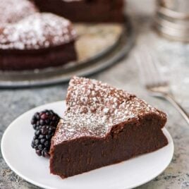 The BEST Flourless Chocolate Torte. Easy, impressive, and SO decadent. Perfect for a dinner party! {grain free and gluten free} Recipe at wellplated.com | @wellplated