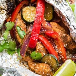EASY Grilled Chicken Fajitas in Foil Packets. Better than a restaurant! Perfect for fast, healthy summer dinners. No special spice packet required. This is a simple recipe you can whip up any night of the week! Add peppers, onions, zucchini, or any of your favorite vegetables {low carb, gluten free} Recipe at wellplated.com | @wellplated