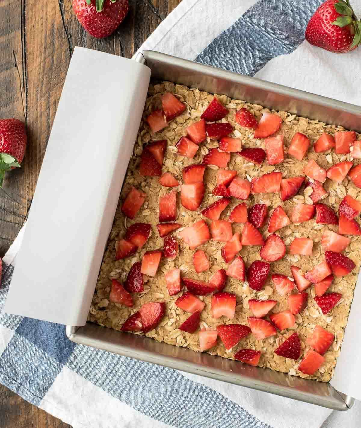 These Fresh Strawberry Oatmeal Bars couldn’t be easier or more delicious! With a buttery crumb topping, sweet strawberry filling, and warm vanilla glaze, they are perfect for a snack or potluck. @wellplated