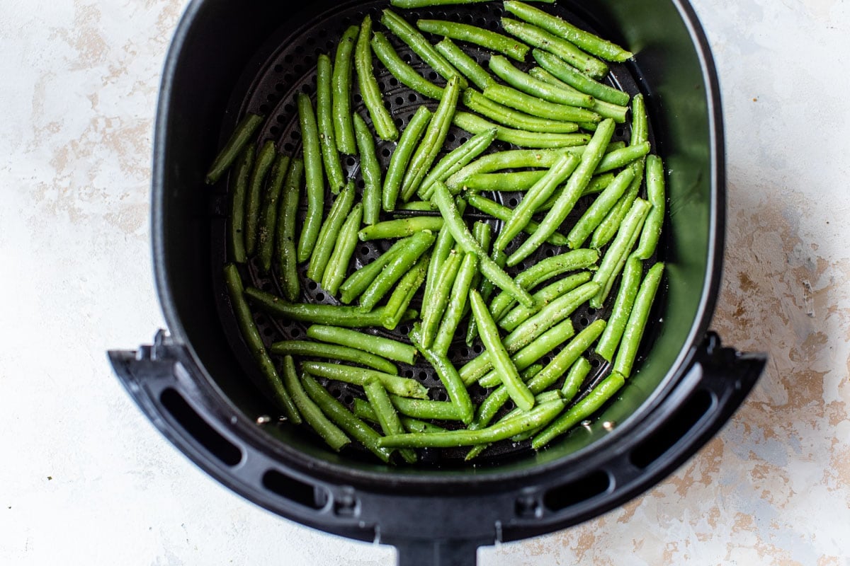 seasoned air fryer green beans in air fryer
