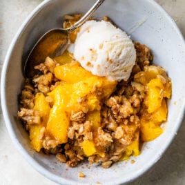 perfect healthy peach crisp without cornstarch in a bowl