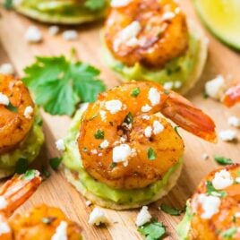 Spicy Guacamole Shrimp Bites. Fast, easy, and SO addictive! The perfect appetizer recipe for your next party, tailgates, or Cinco de Mayo! Recipe at wellplated.com | @wellplated