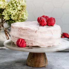 the BEST strawberry cake with fresh strawberries