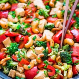 Skinny Honey Thai Cashew Chicken. Ready in 20 minutes! Juicy chicken, crisp veggies, and the best sweet and savory sauce. Easy, healthy recipe perfect for busy weeknights. Recipe at wellplated.com | @wellplated