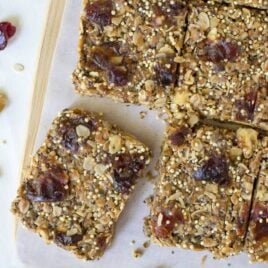 The best healthy granola bar recipe! No Bake Chia Bars made with peanut butter and honey